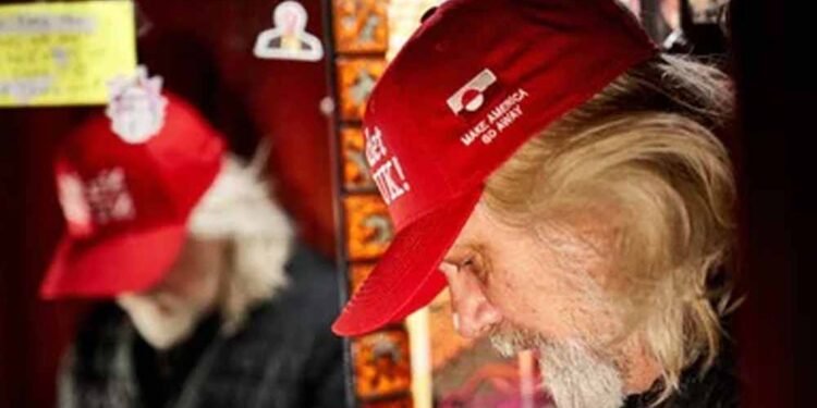 डोनाल्ड ट्रंप के नारे का ग्रीनलैंड में बना मजाक, टोपियां लगाकर तंज कस रहे लोग