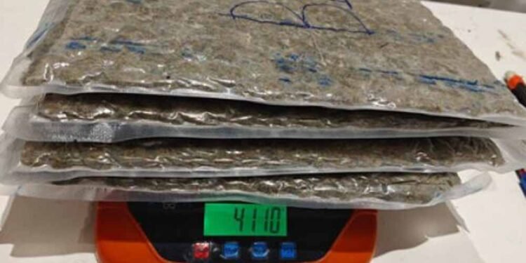 अहमदाबाद एयरपोर्ट पर बड़ा ड्रग्स रैकेट बेनकाब, 12.50 करोड़ की खेप जब्त, 4 तस्कर गिरफ्तार