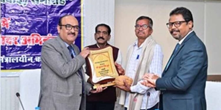 सम्मान के साथ विदाई: मुख्य सचिव कार्यालय के अवर सचिव अरूण कुमार हिंगवे सहित दफ्तरी खुमान सिंह व कन्हैया लाल सेवानिवृत्त