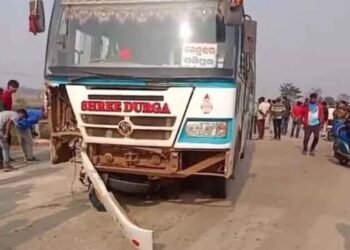 मयूरभंज में दर्दनाक सड़क हादसा: बस की टक्कर से तीन युवकों की मौके पर मौत