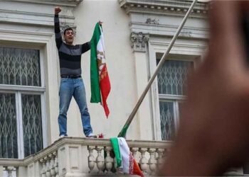 ईरान विरोध की चिंगारी यूरोप तक पहुंची, ब्रिटेन में प्रदर्शनकारी ने दूतावास का झंडा फाड़ा