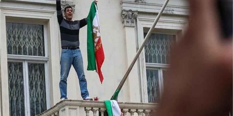 ईरान विरोध की चिंगारी यूरोप तक पहुंची, ब्रिटेन में प्रदर्शनकारी ने दूतावास का झंडा फाड़ा