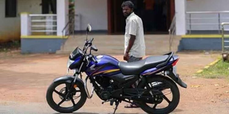 एफआईआर न होने से नाराज़ युवक, कमिश्नर ऑफिस से पुलिसकर्मी की बाइक लेकर हुआ फरार