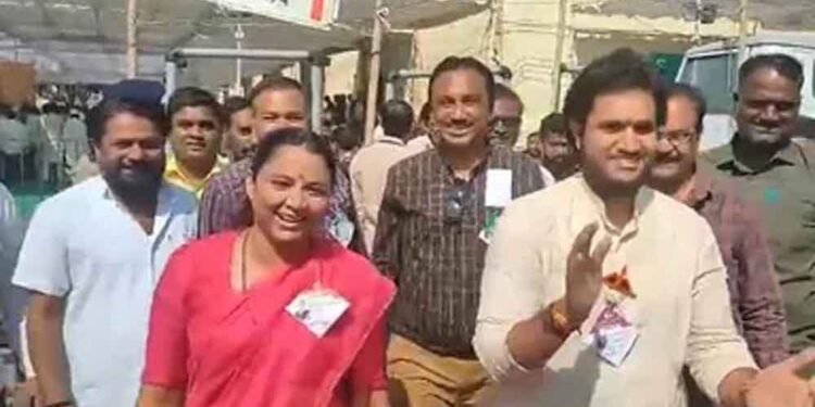 इंग्लैंड के युवा स्पिनर शोएब बशीर ने डर्बीशायर से दो साल का करार किया