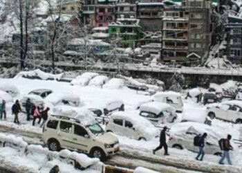 मनाली जाम से जाम! 15 KM लंबी कतार, बिजली-पानी बंद, गाड़ियों में रात गुजारने को मजबूर पर्यटक