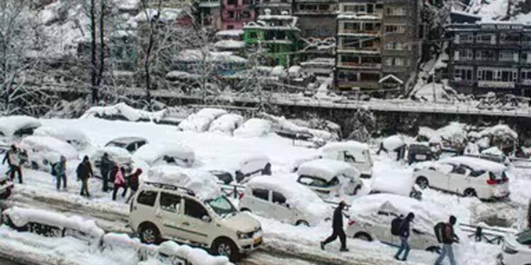 मनाली जाम से जाम! 15 KM लंबी कतार, बिजली-पानी बंद, गाड़ियों में रात गुजारने को मजबूर पर्यटक