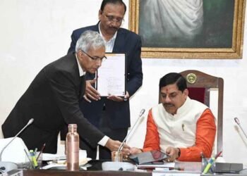 मंत्रि-परिषद की बैठक में मंत्री-परिषद सदस्यों को मिले टैबलेट