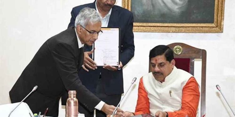 मंत्रि-परिषद की बैठक में मंत्री-परिषद सदस्यों को मिले टैबलेट