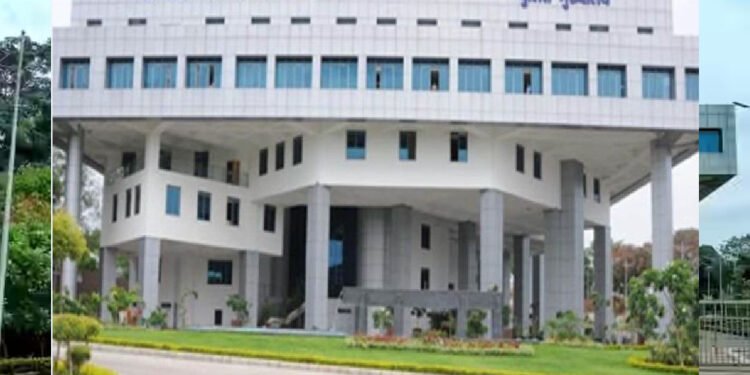 डीजीपी ने भारतीय पुलिस सेवा के पदोन्नत अधिकारियों को लगाई रैंक