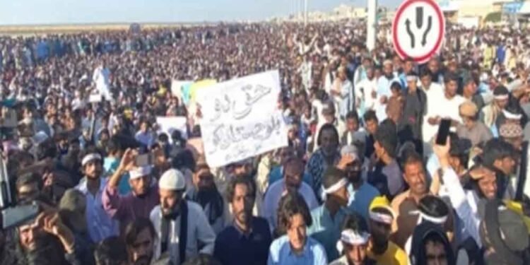 PoK में फिर उबाल पर जनाक्रोश, पाक सरकार की वादाखिलाफी से सड़कों पर उतरे लोग