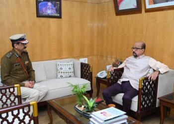 नवनियुक्त पुलिस कमिश्नर शुक्ला ने राज्यपाल डेका से की शिष्टाचार भेंट