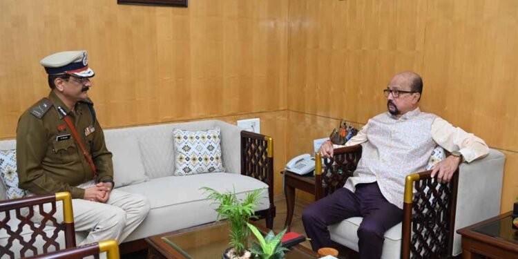 नवनियुक्त पुलिस कमिश्नर शुक्ला ने राज्यपाल डेका से की शिष्टाचार भेंट