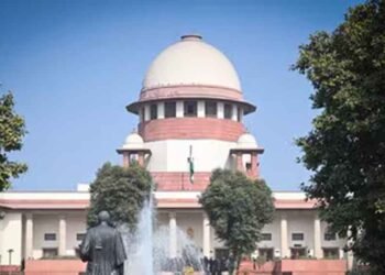 सावरकर की तस्वीर हटाने की मांग पर सुप्रीम कोर्ट सख्त, याचिकाकर्ता पूर्व अधिकारी को कड़ी फटकार