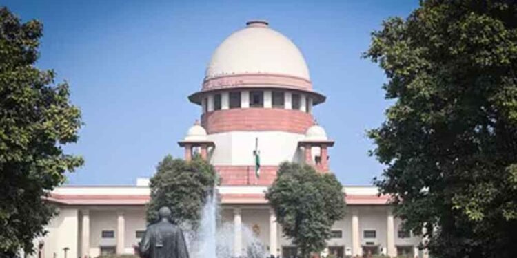 सावरकर की तस्वीर हटाने की मांग पर सुप्रीम कोर्ट सख्त, याचिकाकर्ता पूर्व अधिकारी को कड़ी फटकार