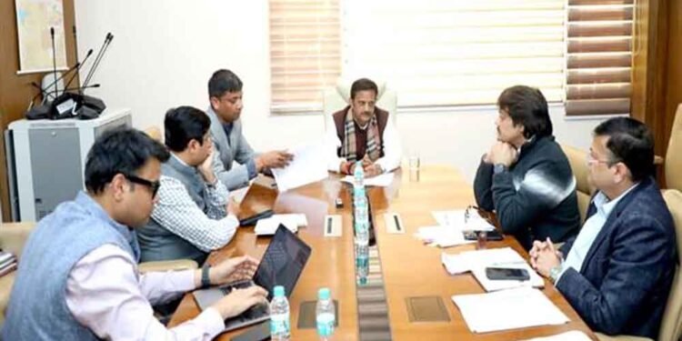 स्वास्थ्य उपकरणों की उपलब्धता के साथ उपयोग की सतत मॉनिटरिंग करें : उप मुख्यमंत्री शुक्ल