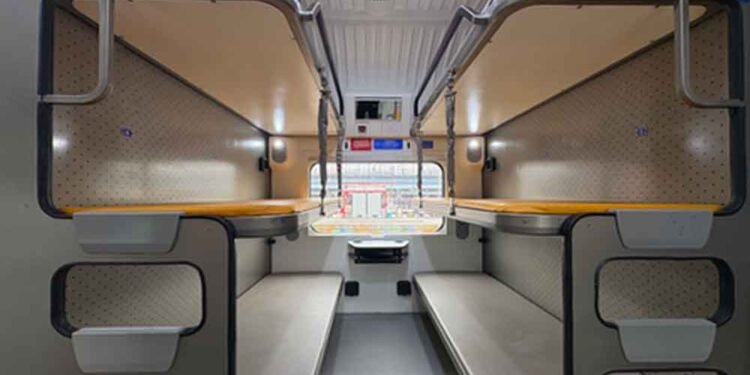 वंदे भारत स्लीपर ट्रेन: सफर में मिलेगा लग्ज़री का अनुभव, वर्ल्ड क्लास तकनीक से बदलेगी रात की यात्रा