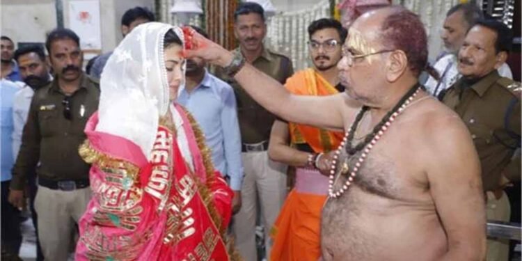 महाकाल की भक्ति में लीन जैकलिन फर्नांडीस, नंदी हॉल में बैठकर किए विशेष दर्शन