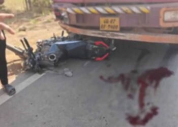 भीषण सड़क हादसा: लौह अयस्क से लदे ट्रक की टक्कर से बाइक सवार 50 मीटर तक घसीटे गए, दो युवकों की दर्दनाक मौत