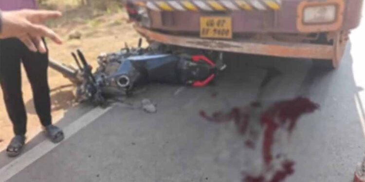 भीषण सड़क हादसा: लौह अयस्क से लदे ट्रक की टक्कर से बाइक सवार 50 मीटर तक घसीटे गए, दो युवकों की दर्दनाक मौत