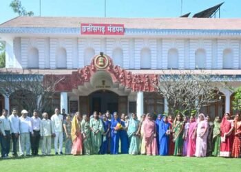 राज्यपाल के गोद ग्राम टेमरी के ग्रामीणों ने किया लोकभवन का भ्रमण