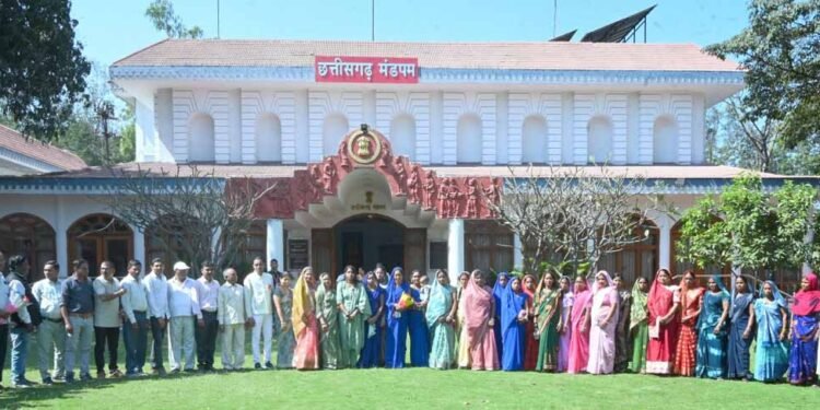 राज्यपाल के गोद ग्राम टेमरी के ग्रामीणों ने किया लोकभवन का भ्रमण