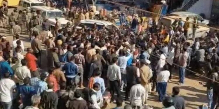 एसडीएम की कथित पिटाई से आदिवासी ग्रामीण की मौत, कांग्रेस व ग्रामीणों का उग्र प्रदर्शन