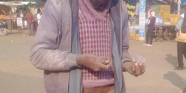 गली गली घूम रहे पागल इंसानों के लिए कोई नही हैं जिम्मेदार