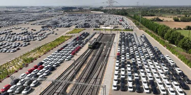 सड़क से रेल तक: मारुति ने बनाया नया कीर्तिमान!