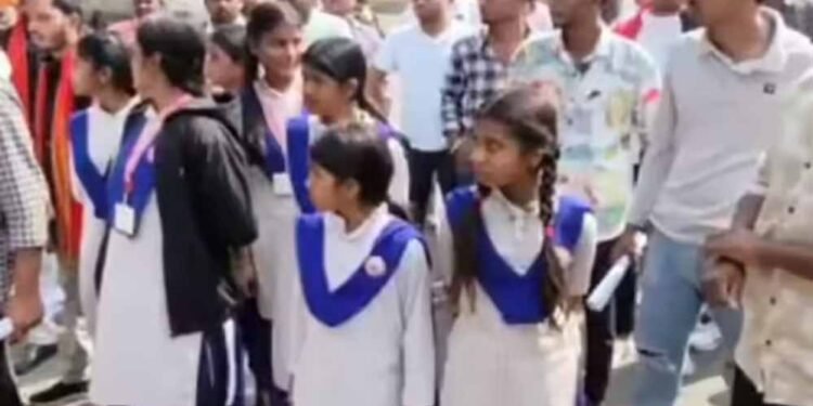 वार्डन पर आरोप: हॉस्टल में लड़कियों से बाइबिल पढ़वाने का मामला, राम-राम और सूर्य नमस्कार पर पाबंदी