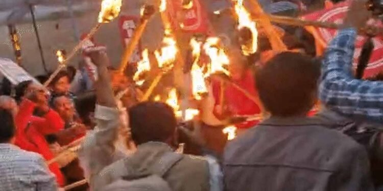 लेबर लॉ के खिलाफ हड़ताल का असर मिला-जुला, जबलपुर-इटारसी में बाजार और स्कूल खुले; सरकारी कर्मचारी सांकेतिक प्रदर्शन