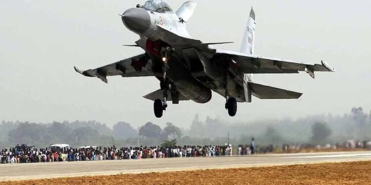 डिब्रूगढ़ में प्रधानमंत्री मोदी का ऐतिहासिक आगमन: नेशनल हाईवे पर पहली बार PM विमान की लैंडिंग