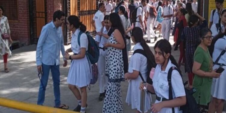 Ahmedabad के स्कूलों को बम से उड़ाने की धमकी, पुलिस अलर्ट पर, शहर में दहशत