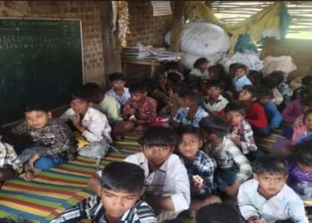 बड़वानी में शिक्षा की दुर्दशा:गाय-बकरियों के तबेले में ठूंसे गए 40 आदिवासी बच्चे!