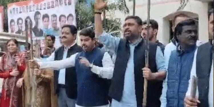 भोपाल में सियासी बवाल: कांग्रेस कार्यालय में घुसकर भाजपाईयों ने मचाया उत्पात, खिड़कियों के शीशे तोड़े