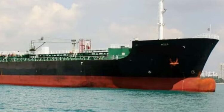 पाकिस्तान सीमा से गुपचुप छुपा ईरानी टैंकर, भारत में घुसते ही कोस्टगार्ड ने पकड़ी चालाकी