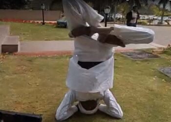 कांग्रेस विधायक ने विधानसभा में किया शीर्षासन, हर्ष फायरिंग पर FIR को लेकर जताया विरोध, सदन से वॉकआउट