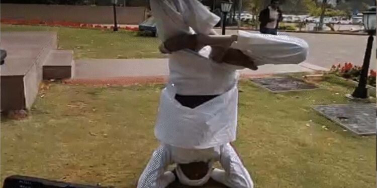 कांग्रेस विधायक ने विधानसभा में किया शीर्षासन, हर्ष फायरिंग पर FIR को लेकर जताया विरोध, सदन से वॉकआउट