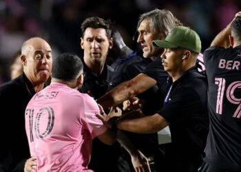 शर्टलेस फैन ने मचाई अफरा-तफरी, पिच पर गिर पड़े लियोनेल मेसी