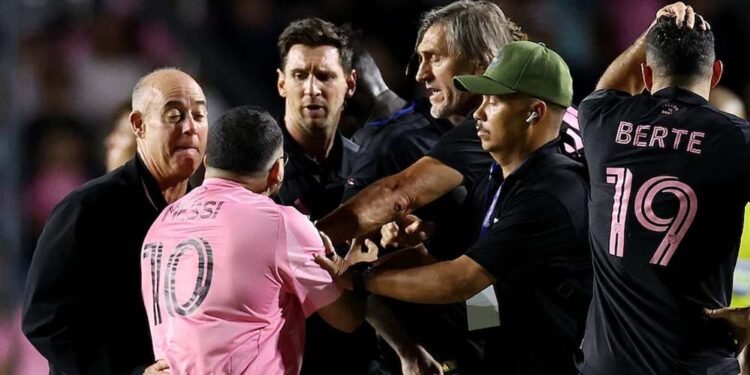 शर्टलेस फैन ने मचाई अफरा-तफरी, पिच पर गिर पड़े लियोनेल मेसी