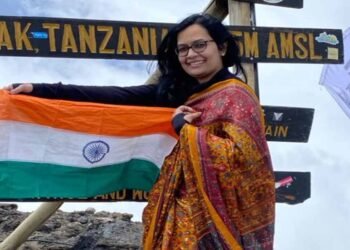 इंदौर की बेटी आंकाक्षा ने 19,000 फीट ऊंची किलिमंजारो चोटी पर चढ़ाई, साड़ी पहन लहराया तिरंगा
