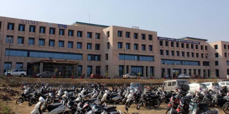 मप्र में पहली बार सफल ‘मसल ट्रांसफर’ सर्जरी, जांघ की मांसपेशी से बहाल हुई हाथ की गति, एम्स भोपाल में इलाज