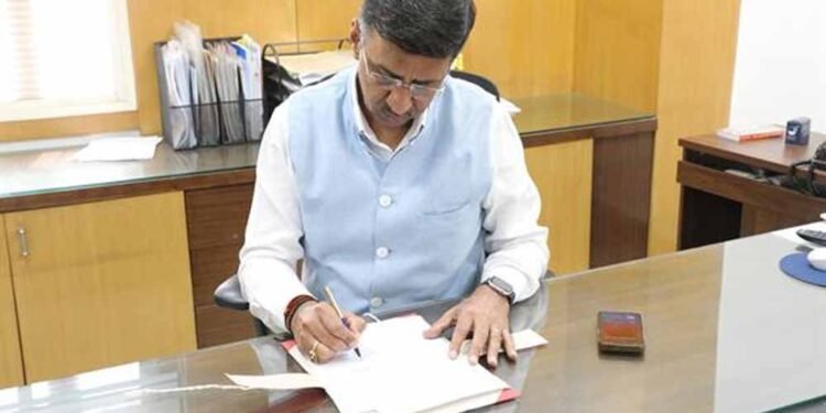 नवागत आयुक्त जनसंपर्क श्री मनीष सिंह ने कार्यभार ग्रहण किया