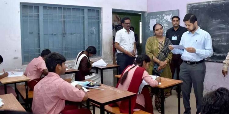 अंग्रेजी की परीक्षा में 269 परीक्षार्थी गैरहाजिर, कलेक्टर ने किया परीक्षा केन्द्रों का आकस्मिक निरीक्षण