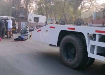 ट्रैफिक पुलिस की गाड़ी की चपेट में आए दो मासूम बच्चे, एक की मौके पर मौत