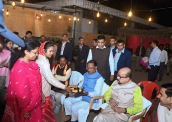 राज्यपाल डेका और CM साय ने काफिला रोककर देखी NH-30 के कार्य की प्रगति, अधिकारियों को गुणवत्ता पूर्ण निर्माण के दिए निर्देश