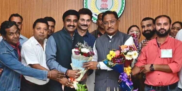 मुख्यमंत्री से छत्तीसगढ़ कर्मचारी अधिकारी फेडरेशन के प्रतिनिधिमंडल ने की मुलाकात मुख्यमंत्री विष्णुदेव साय