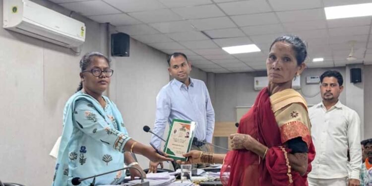 जनदर्शन में मिली त्वरित राहत: लगनी बाई को मिला राशन कार्ड