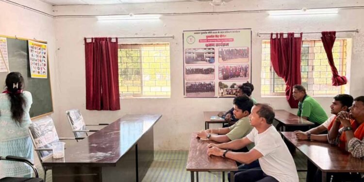 जिन हाथों ने कभी बंदूक थामकर हिंसा को अंजाम दिया, वही प्रशिक्षण लेकर सीख रहे हुनर