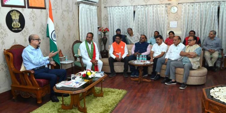 राज्यपाल डेका से छत्तीसगढ़ रेडक्रॉस की नवगठित प्रबंध समिति की सौजन्य भेंट