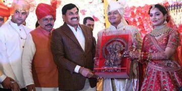 मुख्यमंत्री डॉ. यादव ऊर्जा मंत्री  तोमर के सुपुत्र रिपुदमन के विवाह समारोह में शामिल हुए वर-वधु को दिया आशीर्वाद
